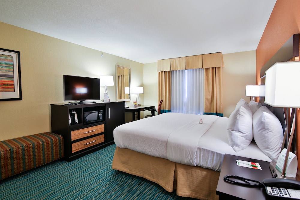 Holiday Inn Bismarck 6/70