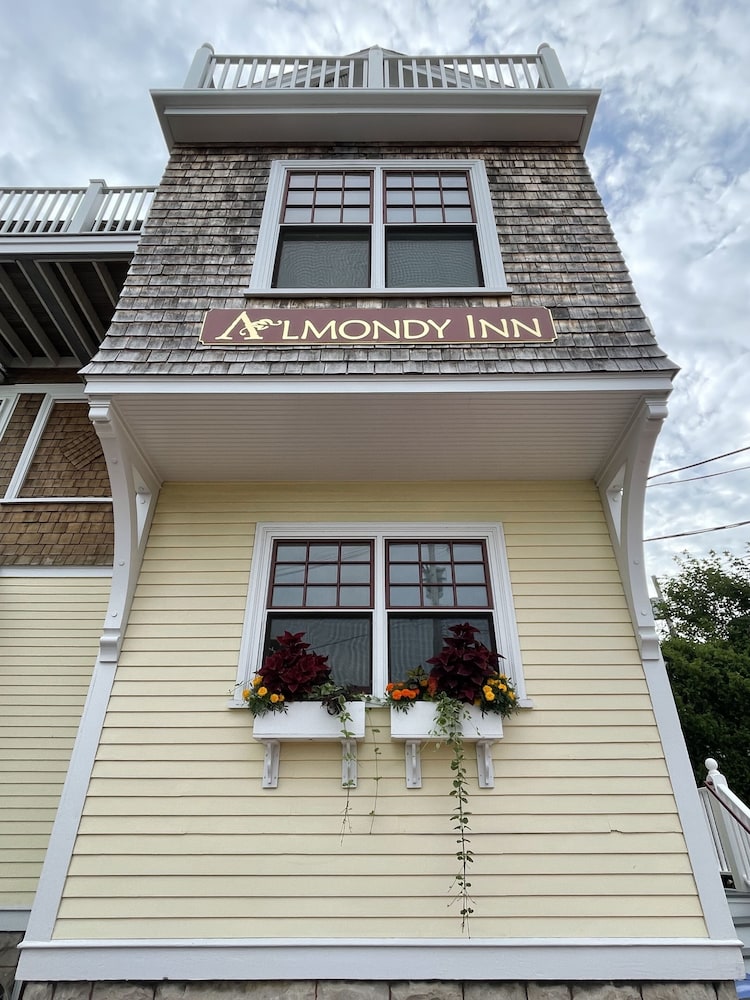 Almondy Inn 2/77