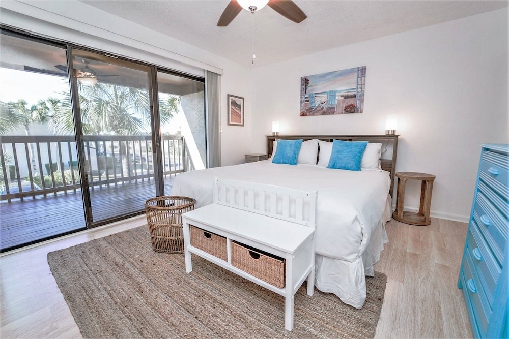 2 BEDROOMS, CONDO, RESORT VIEW