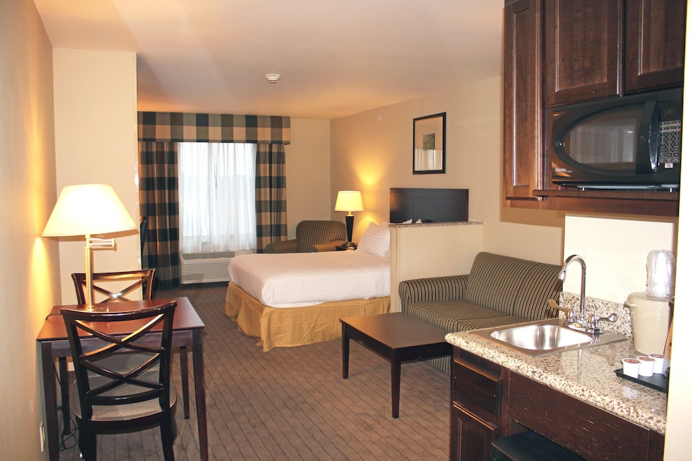 Holiday Inn Express & Suites Syracuse North - Airport Area 49/68