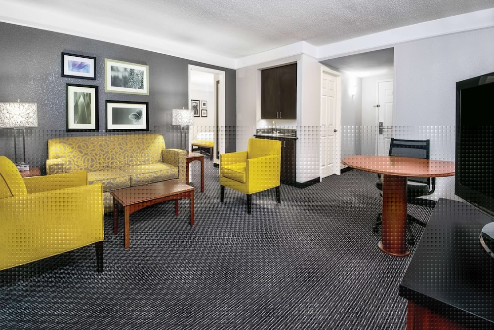 La Quinta Inn & Suites by Wyndham San Antonio Riverwalk 32/53