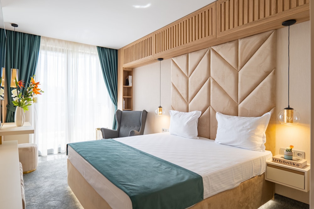 Harmony Suites 11, 12 Grand Resort 8/50