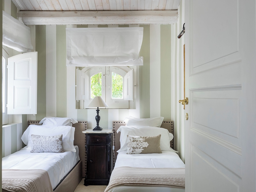 2 BEDROOMS, TRADITIONAL, VILLA, ANNEX