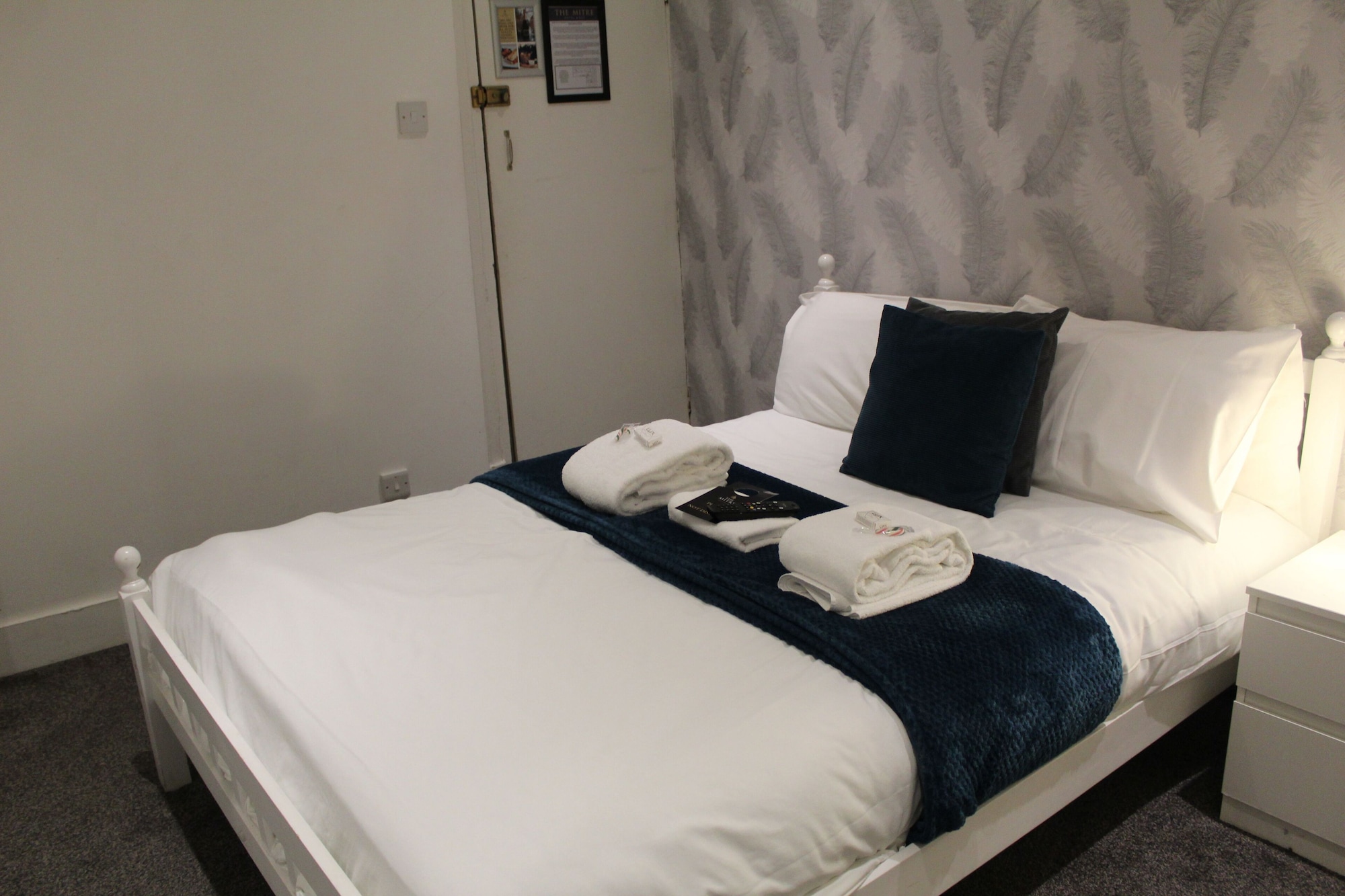 ROOM, SINGLE, NO WINDOW