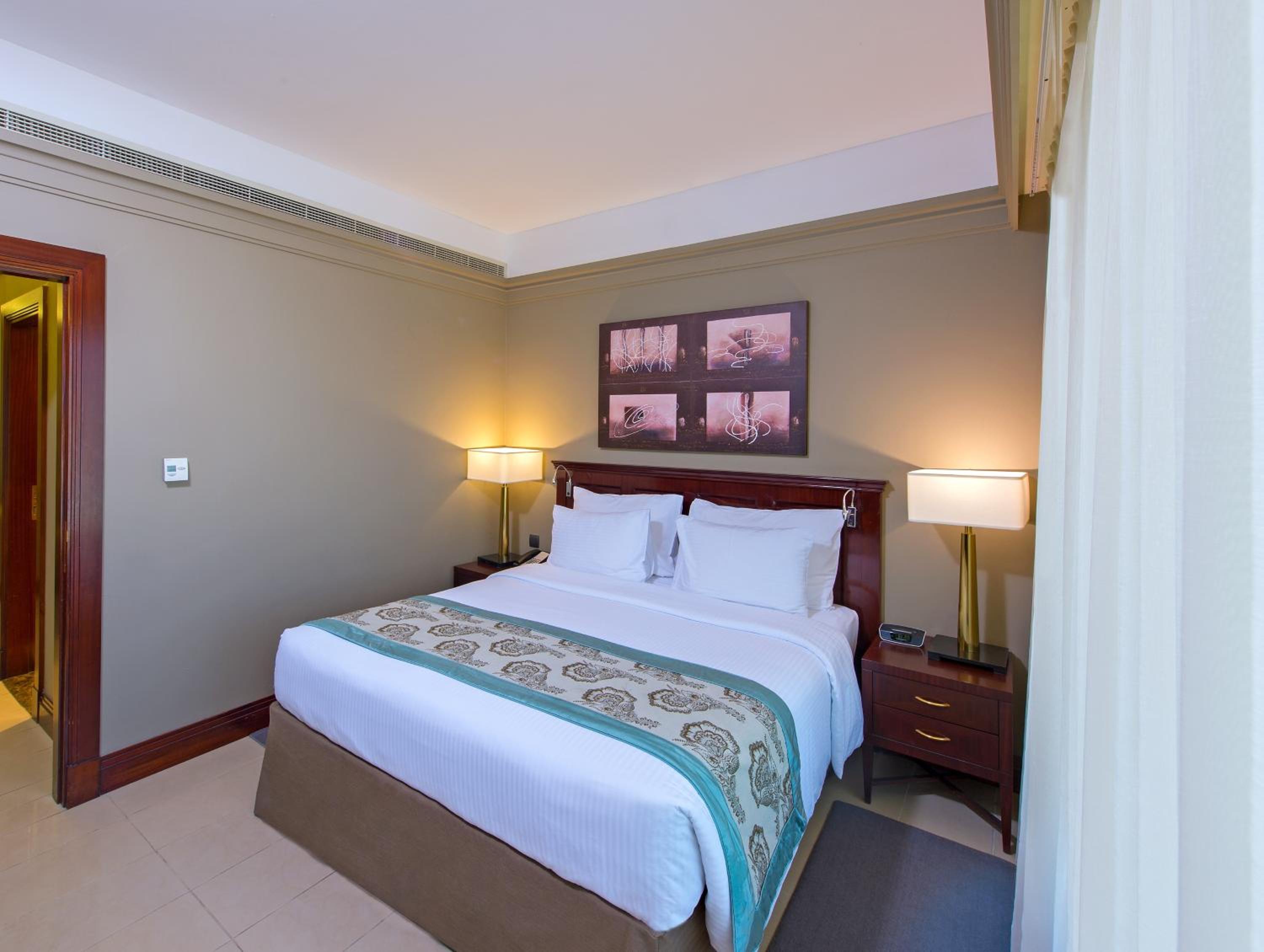 DELUXE SUITES (1 BR)