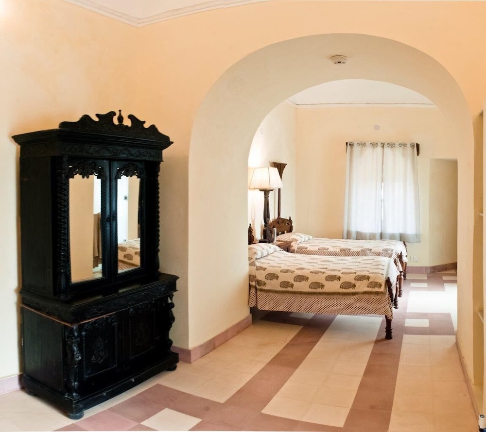 Neemrana’s Tijara Fort-Palace - 19th Century, Alwar 9/54