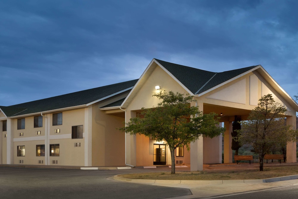 Travelodge by Wyndham Belen 1/30