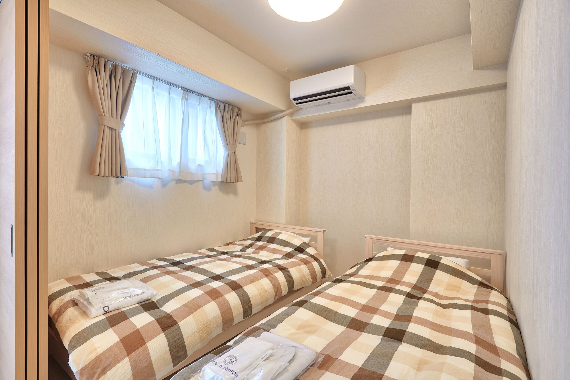 ROOM, TWIN BEDS