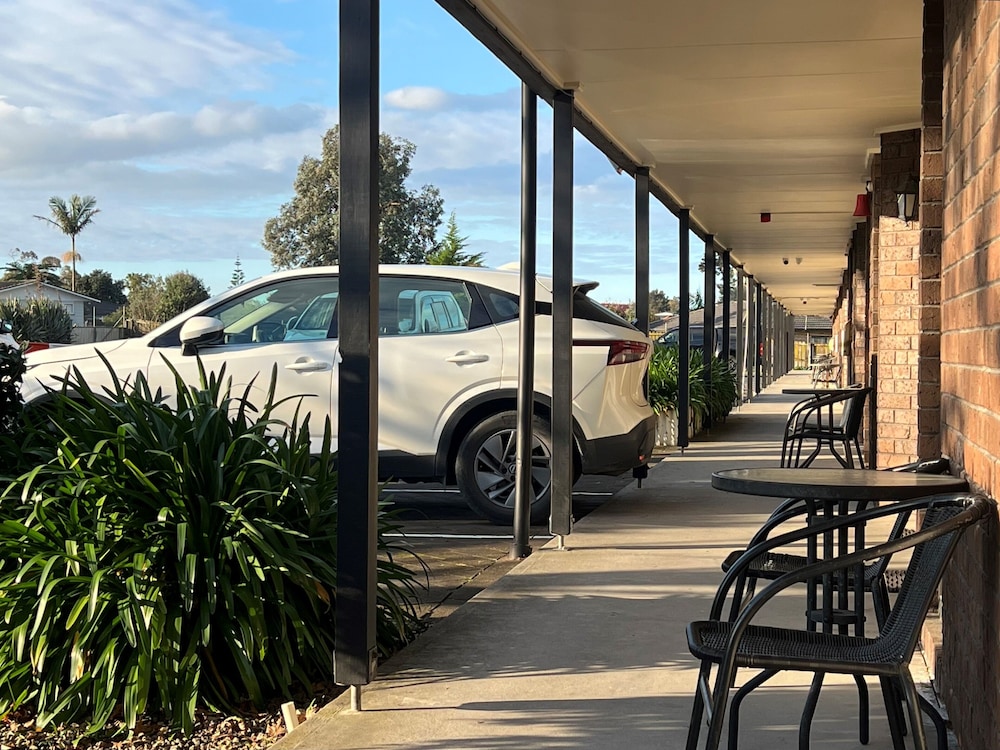 Airport Manor Inn 60/66
