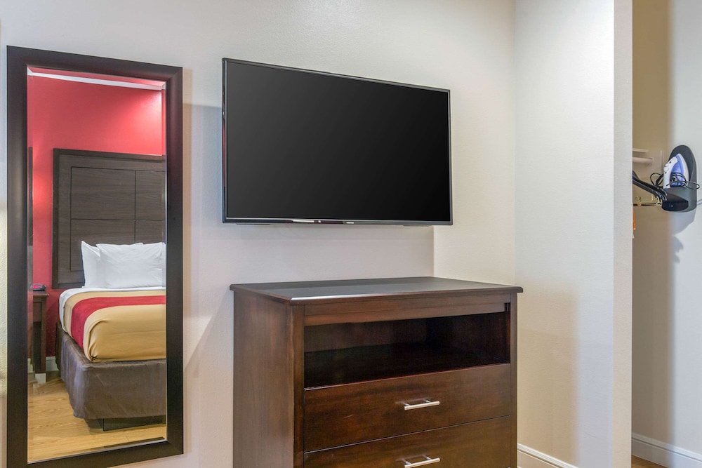 Econo Lodge Inn & Suites Houston Willowbrook photo3