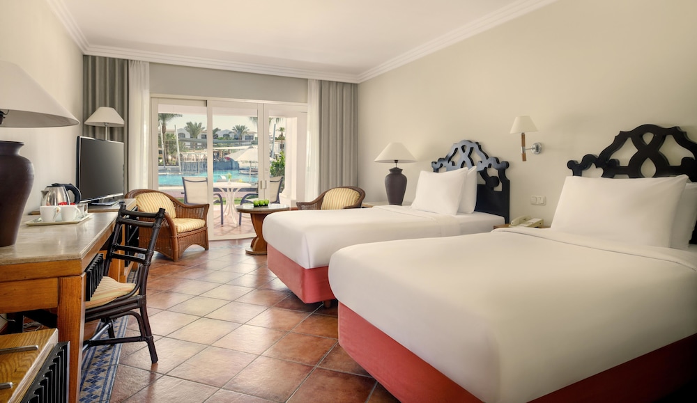 DELUXE, DOUBLE OR TWIN BED, POOL VIEW