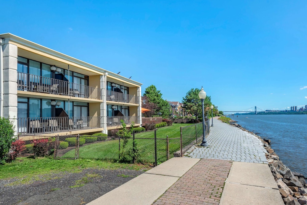 Comfort Inn Edgewater on Hudson River 1/37