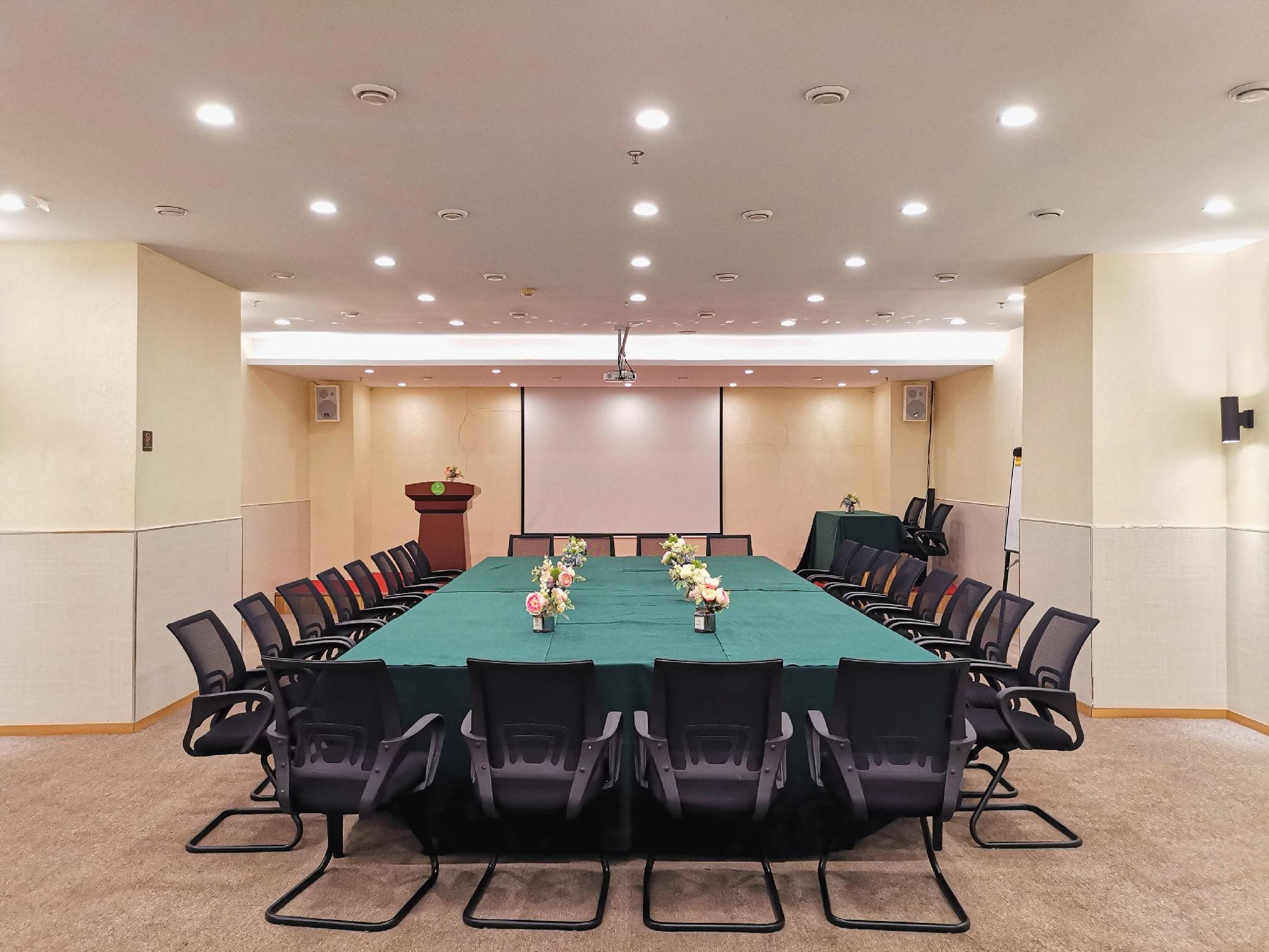 Seaman Hotel (Chongqing Jiazhou Hongqi Hegou Light Rail Station) 39/42