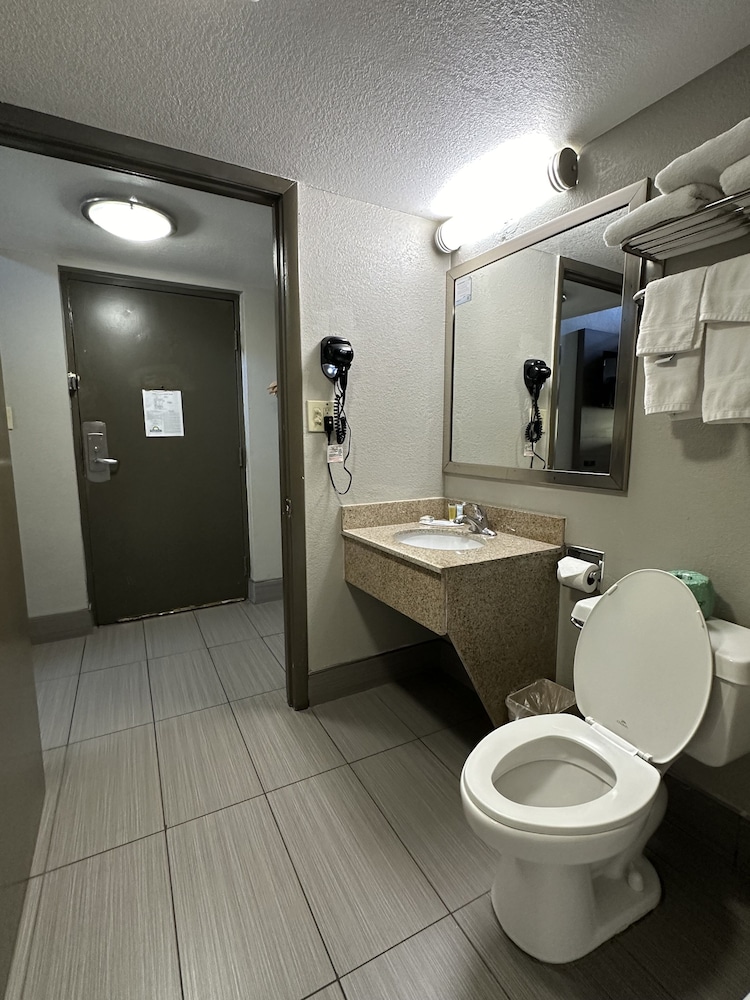 Days Inn & Suites By Wyndham Downtown Gatlinburg Parkway 65/68