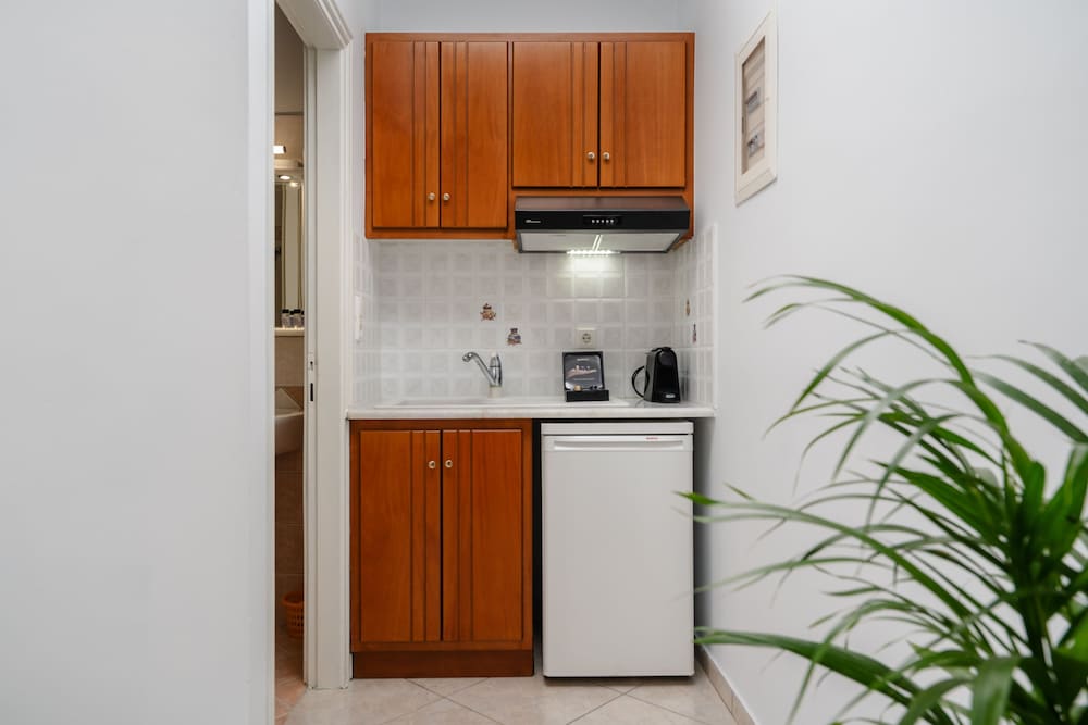 Erato Inn 5/50
