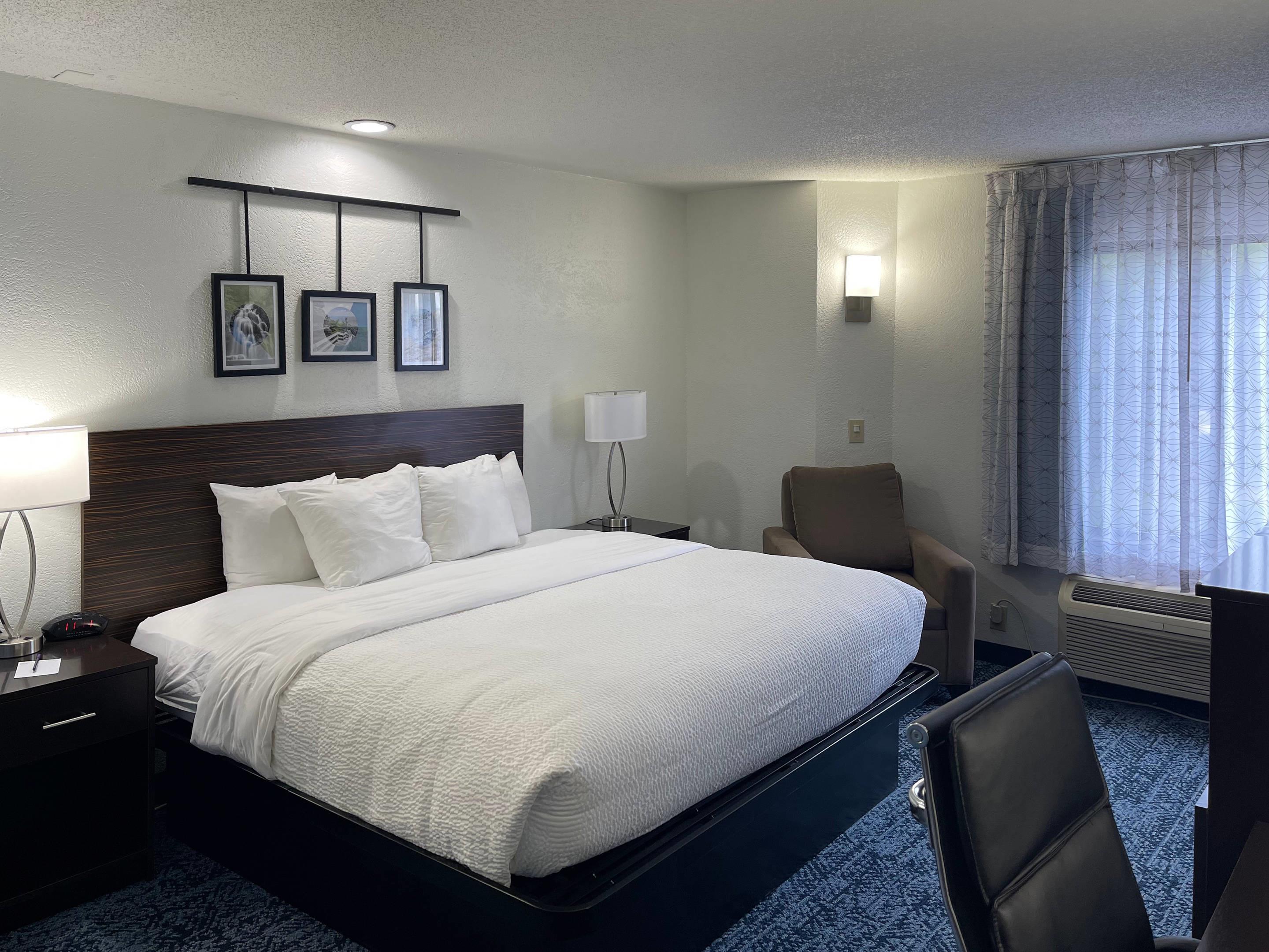 ROOM, KING BED