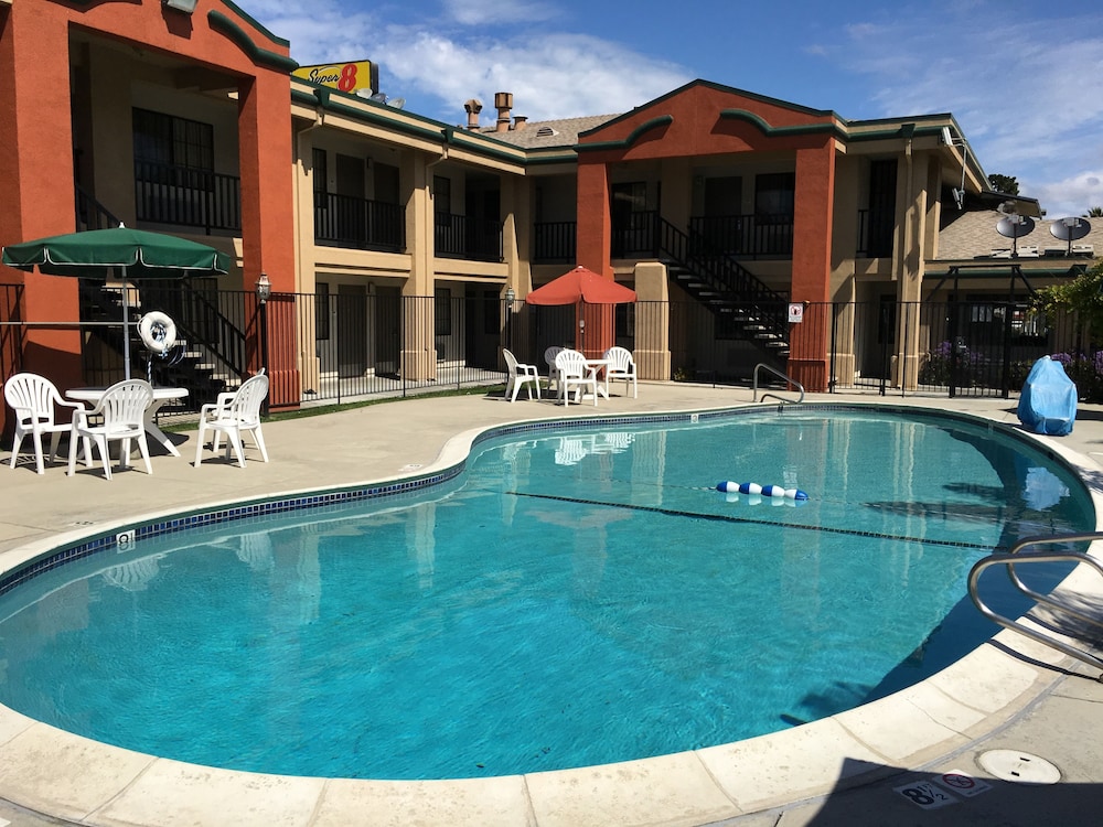 Super 8 by Wyndham Salinas 1/36
