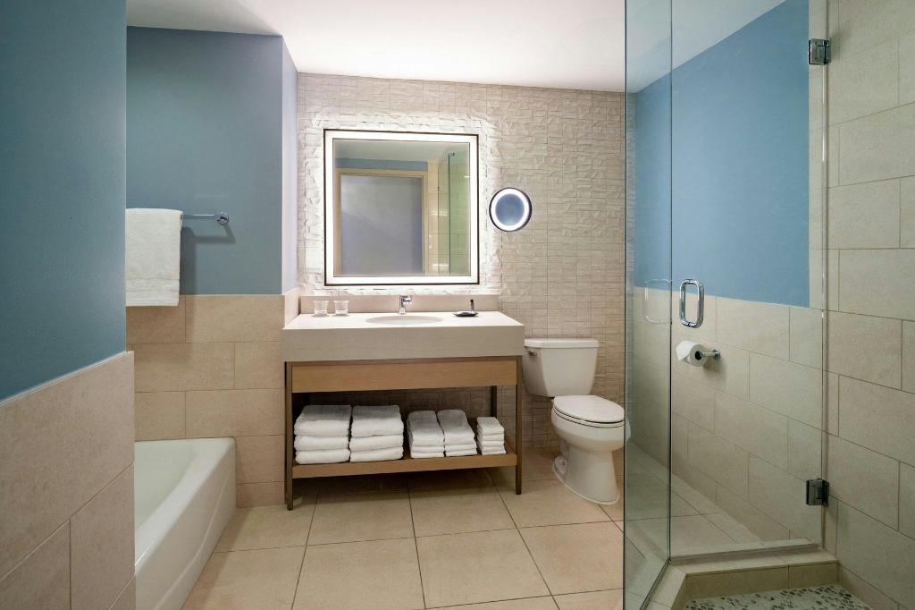 Westin, Guest Room, Deluxe, King Bed, Water View