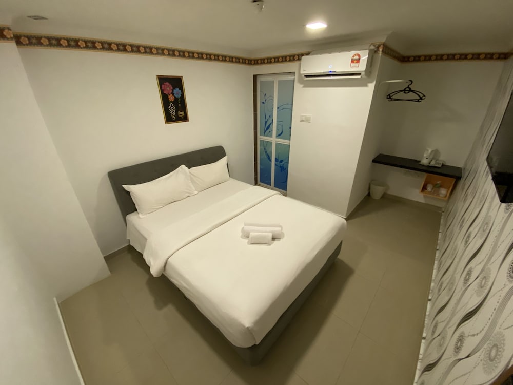 SUPERIOR, QUEEN BED, NO WINDOW