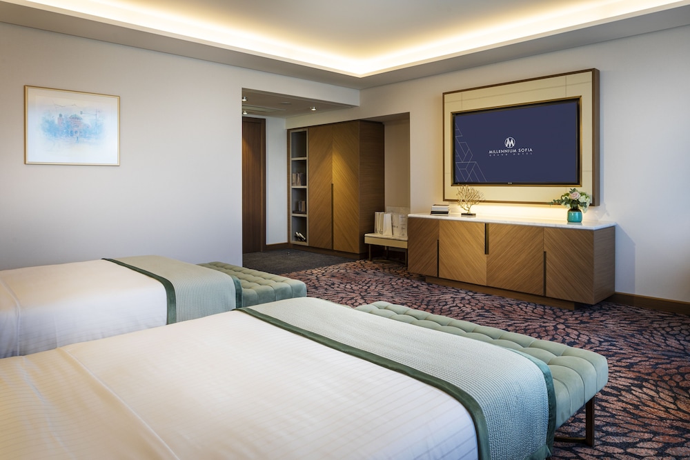 EXCLUSIVE, TWIN BEDS