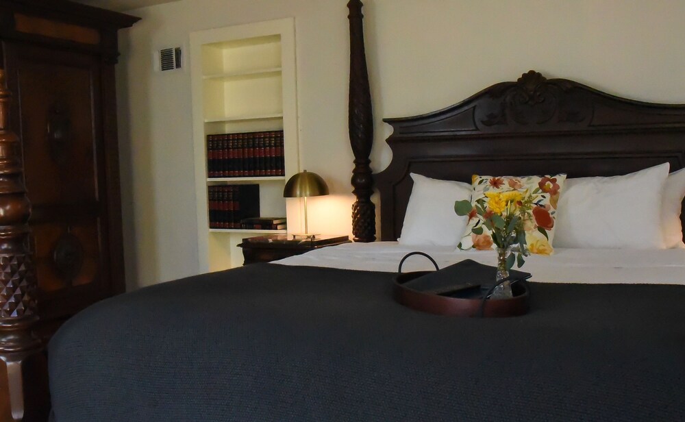 Cedar Gables Inn 30/68
