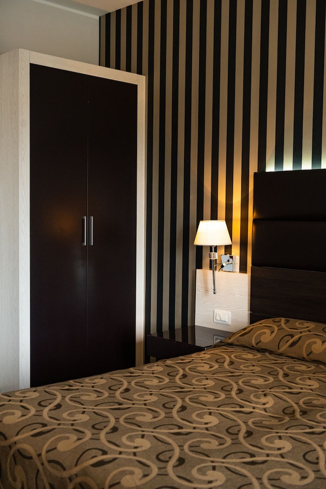 SHotel 6/49
