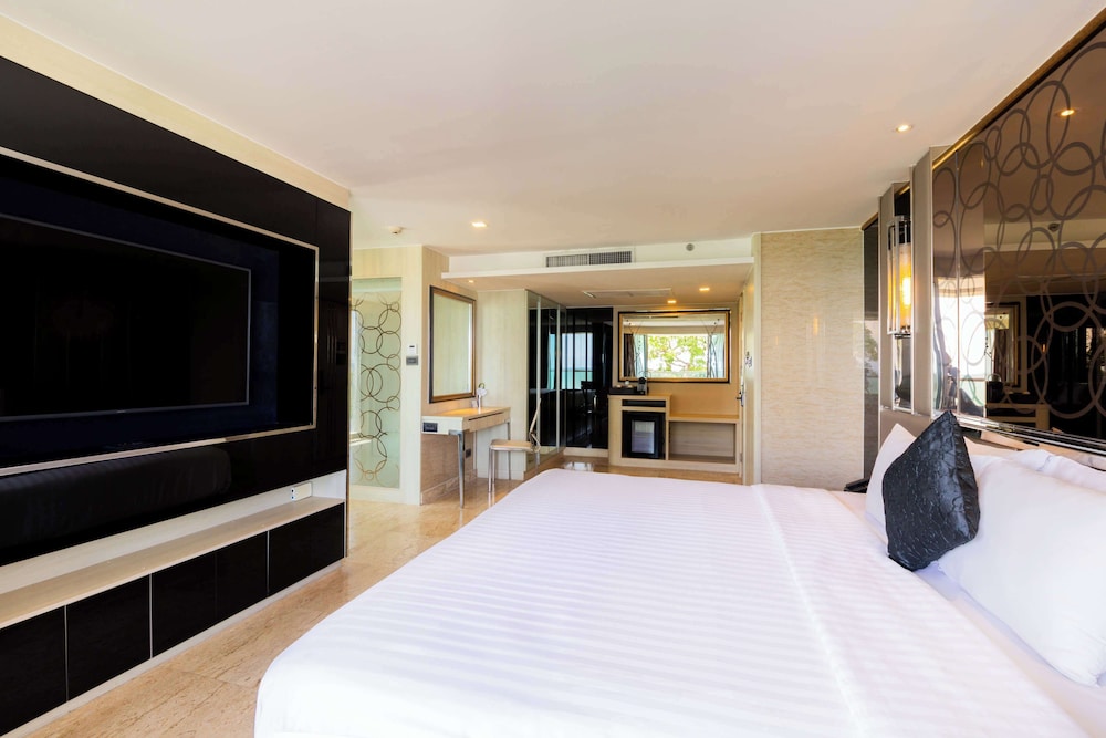 PREMIUM, SUITE, KING BED, CITY VIEW, LIVING AREA, BALCONY
