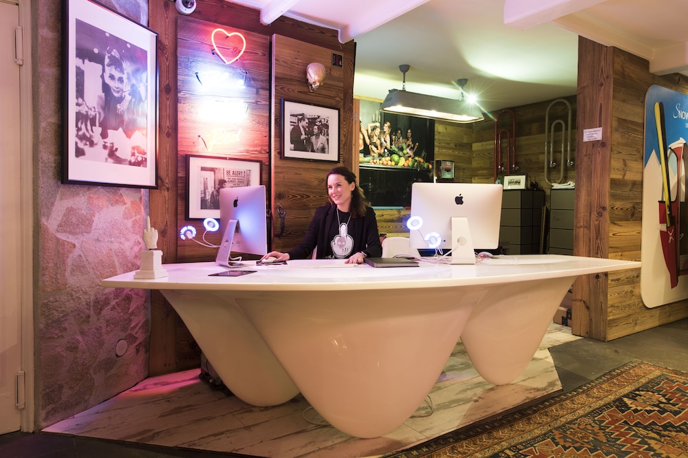 Snow Lodge Boutique Hotel 61/70