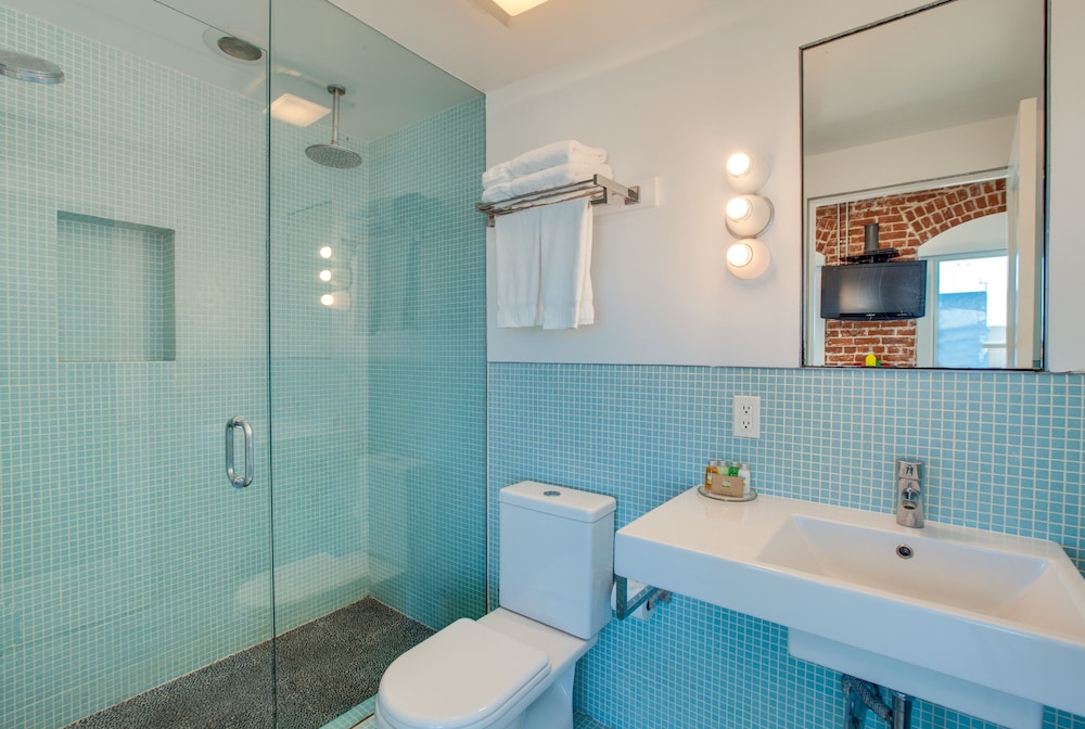 1 Bedroom, Suite, Double Bed, Street View، Venice Breeze Suites 2/2