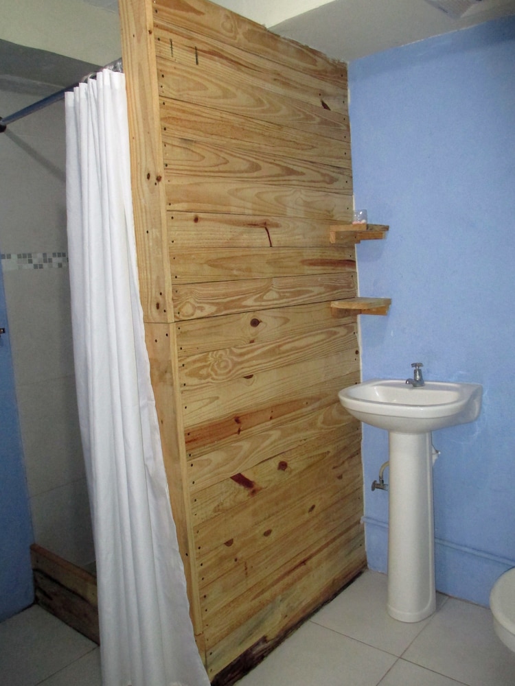 Kingsworth Hostel 40/42