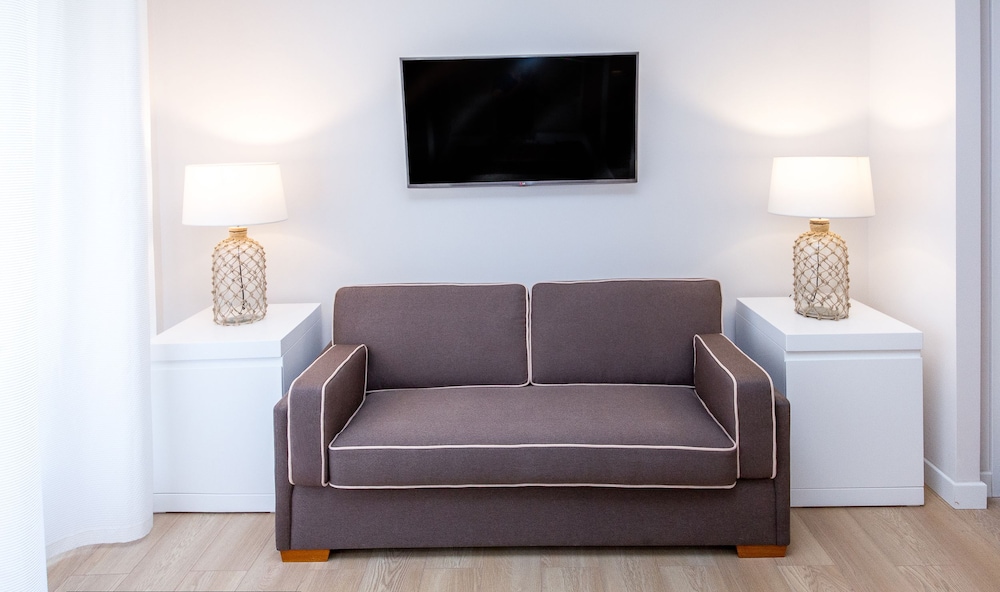 Suite 136 Luxury Rooms 30/50
