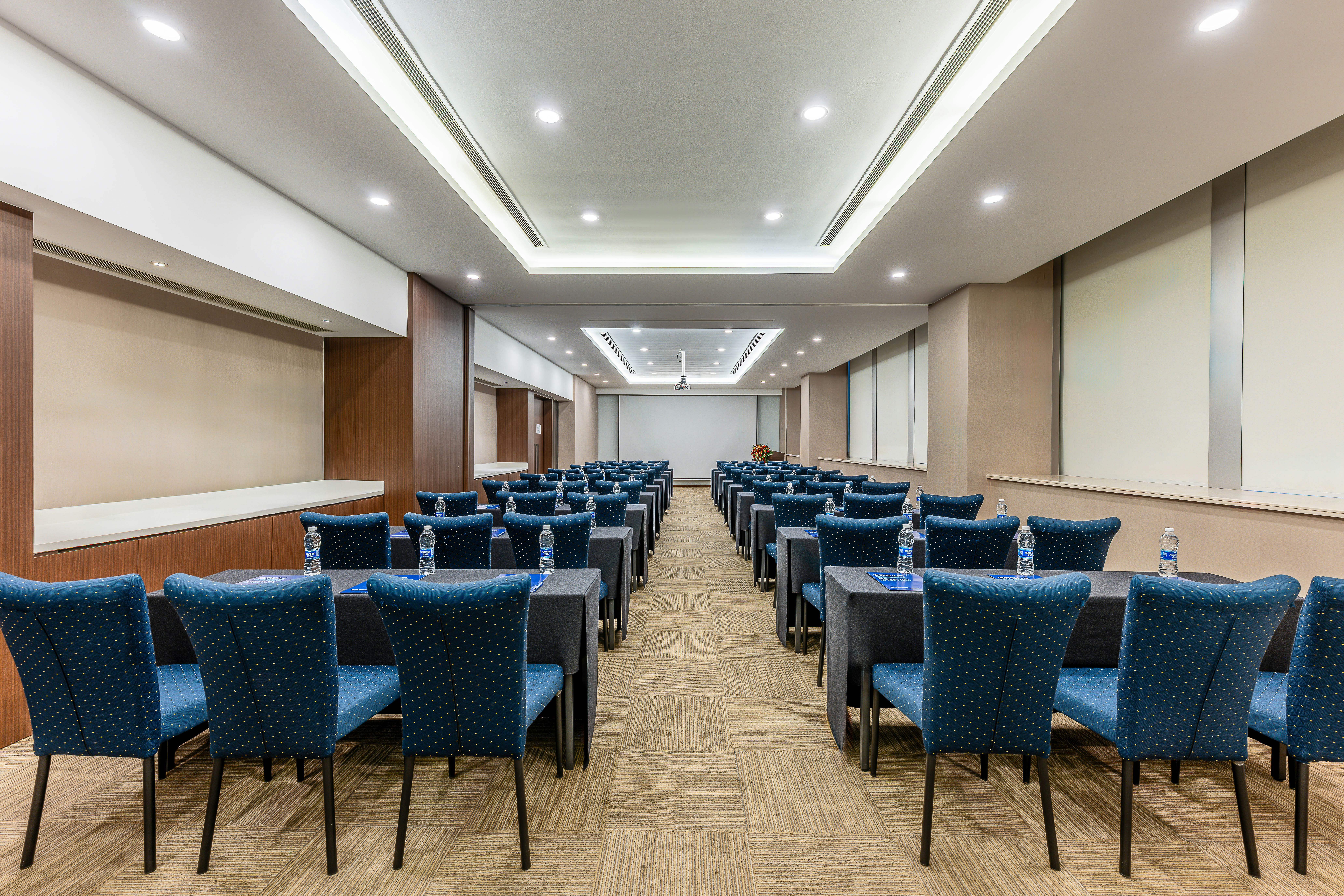 HOLIDAY INN EXPRESS SHANGHAI JINSHA 37/50