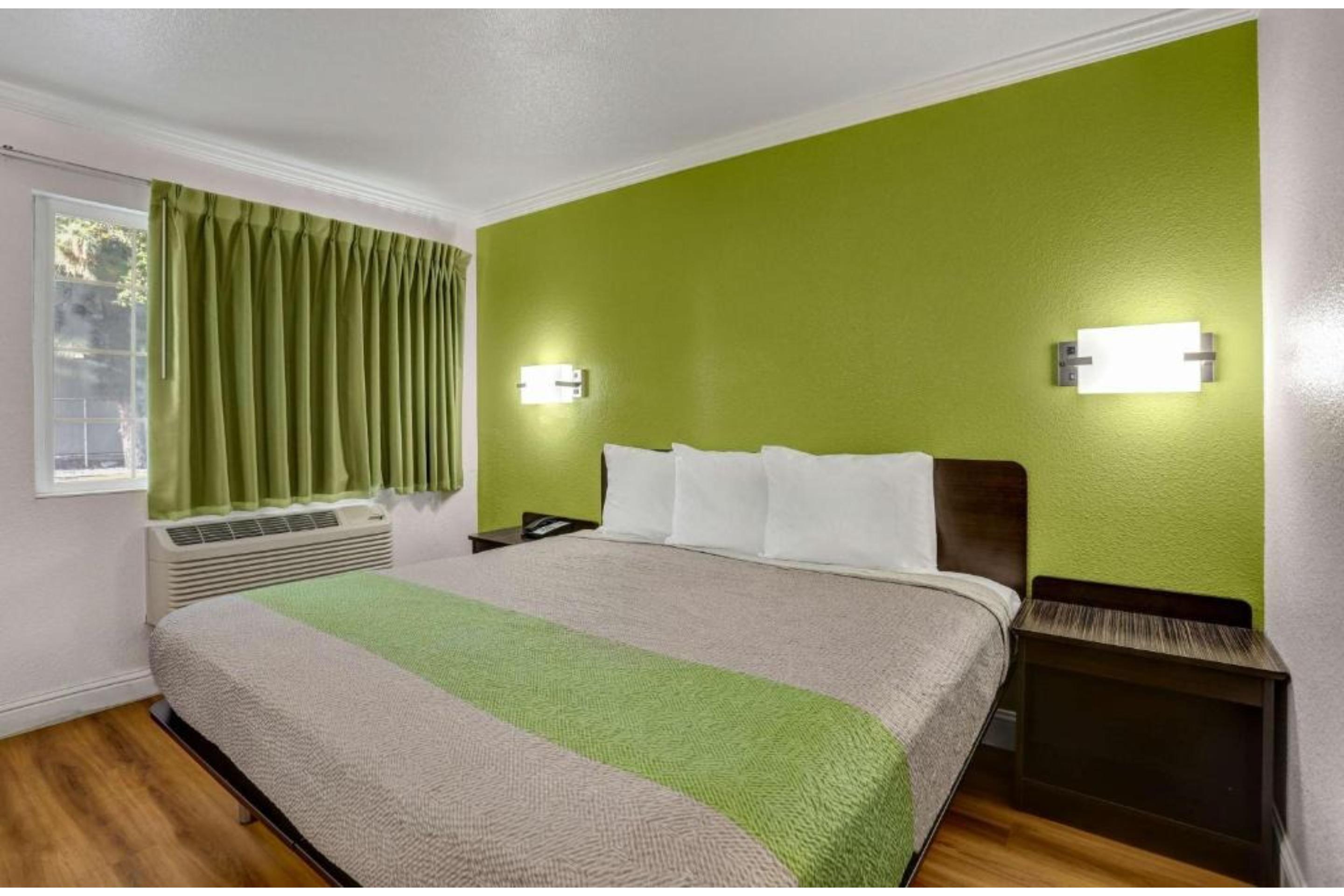 1 Queen Bed - Non-Smoking, Micfridge، Motel6 King City, CA 3/4