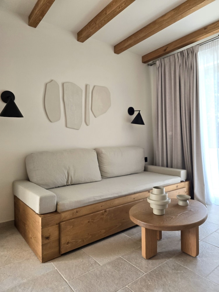Aegean Houses 95/121