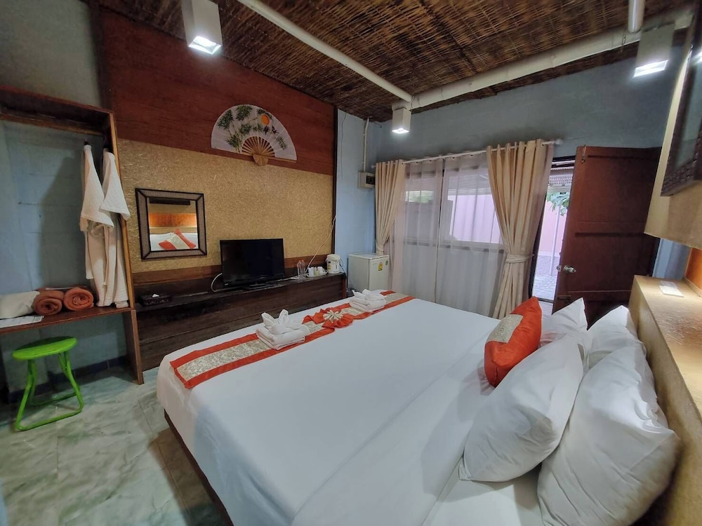 DELUXE, DOUBLE OR TWIN BED