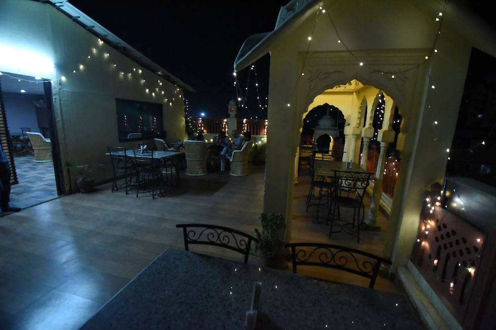 Hotel Vaishnavi 32/58
