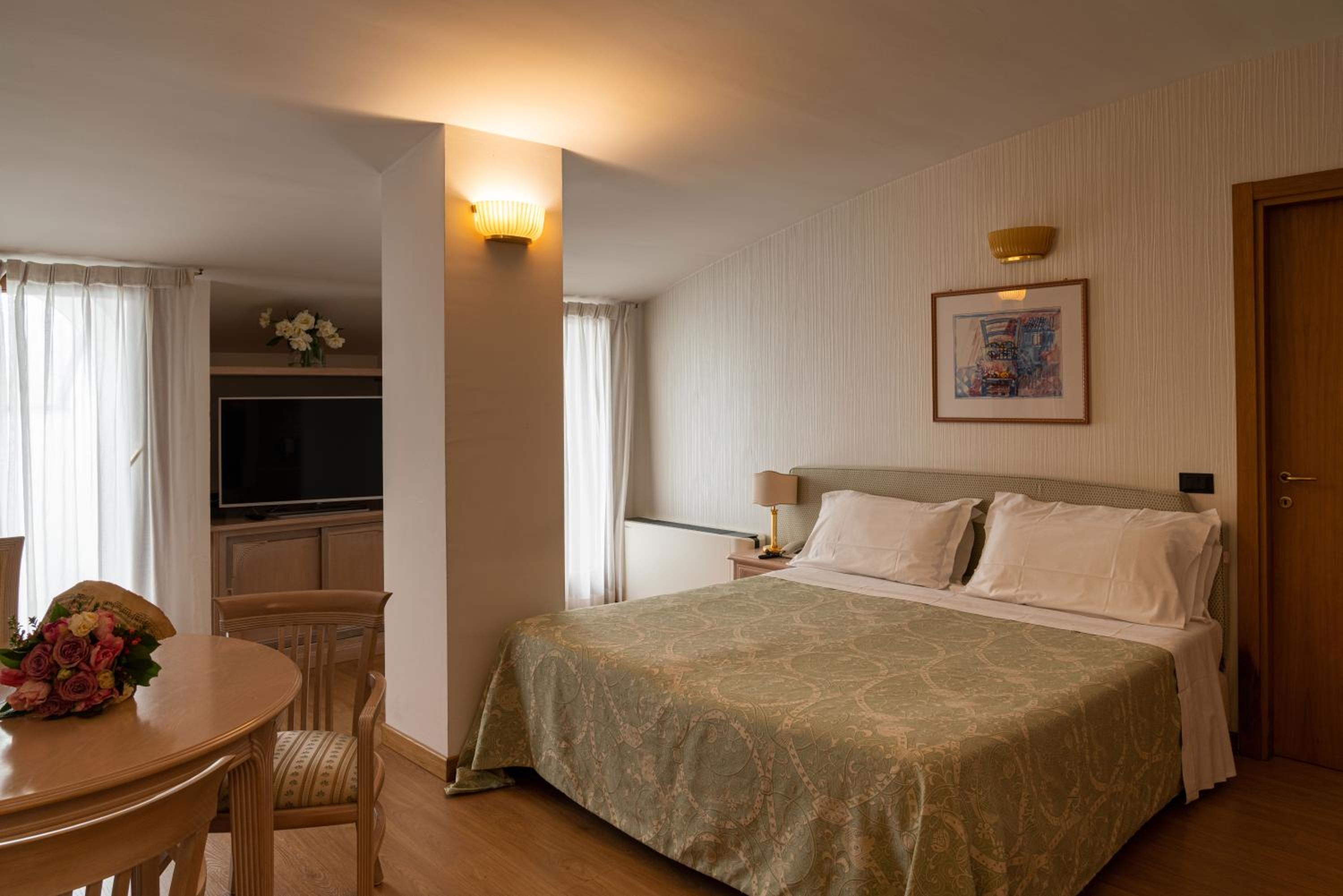 Studio, Apartment