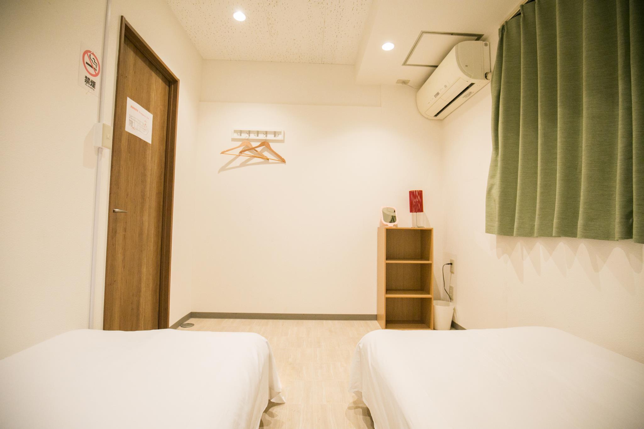ROOM, TWIN BEDS