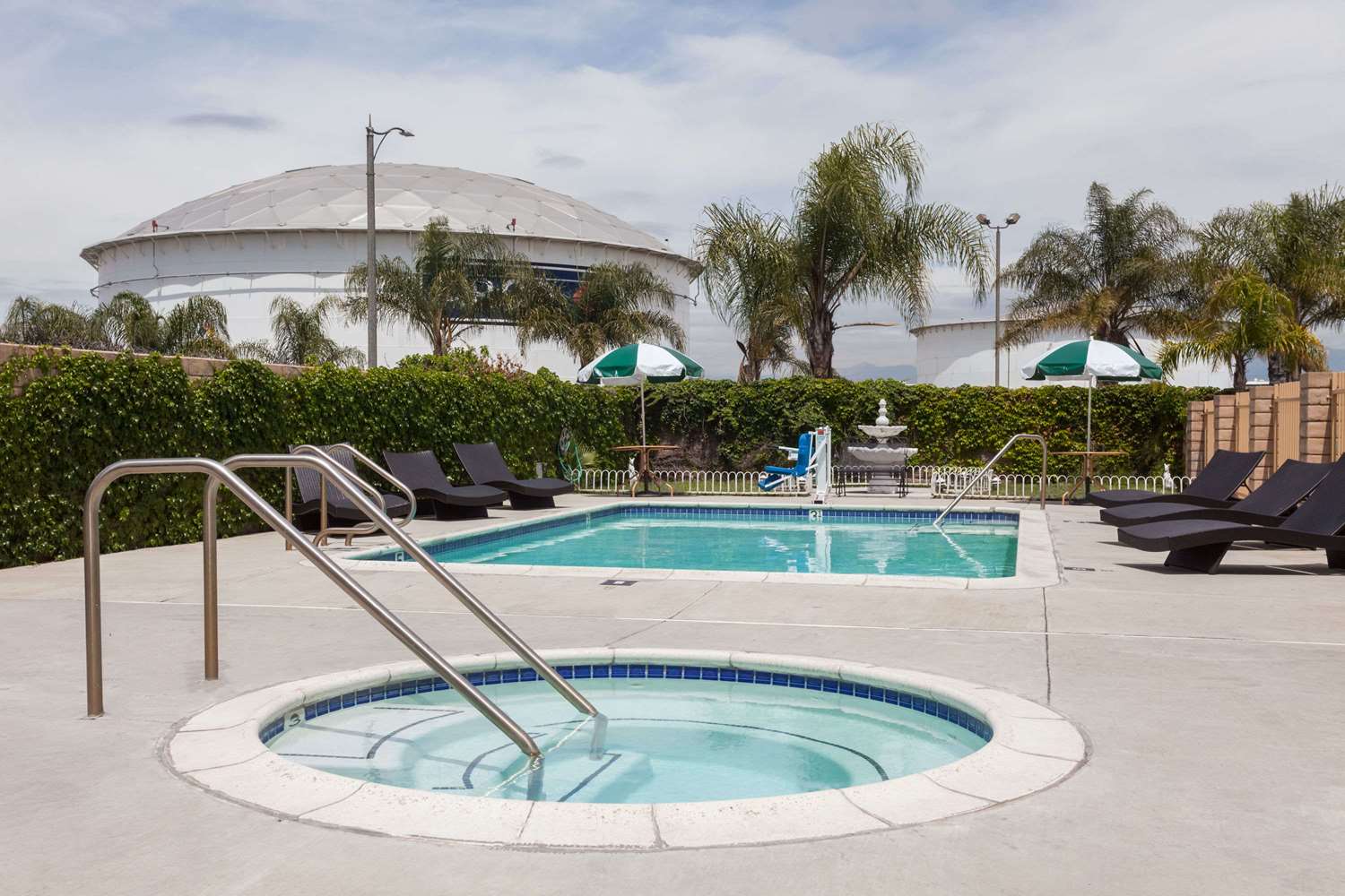 Days Inn & Suites by Wyndham South Gate 6/9