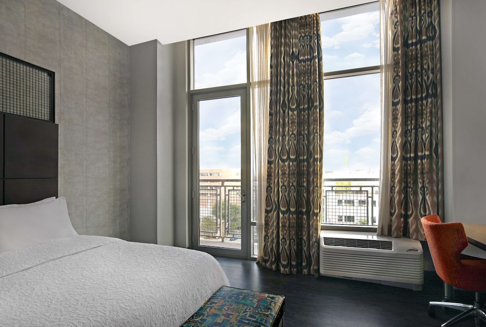 غرفة قياسية بسريرين كوين بشرفة، Hampton Inn & Suites Austin At The University / Capitol 4/10