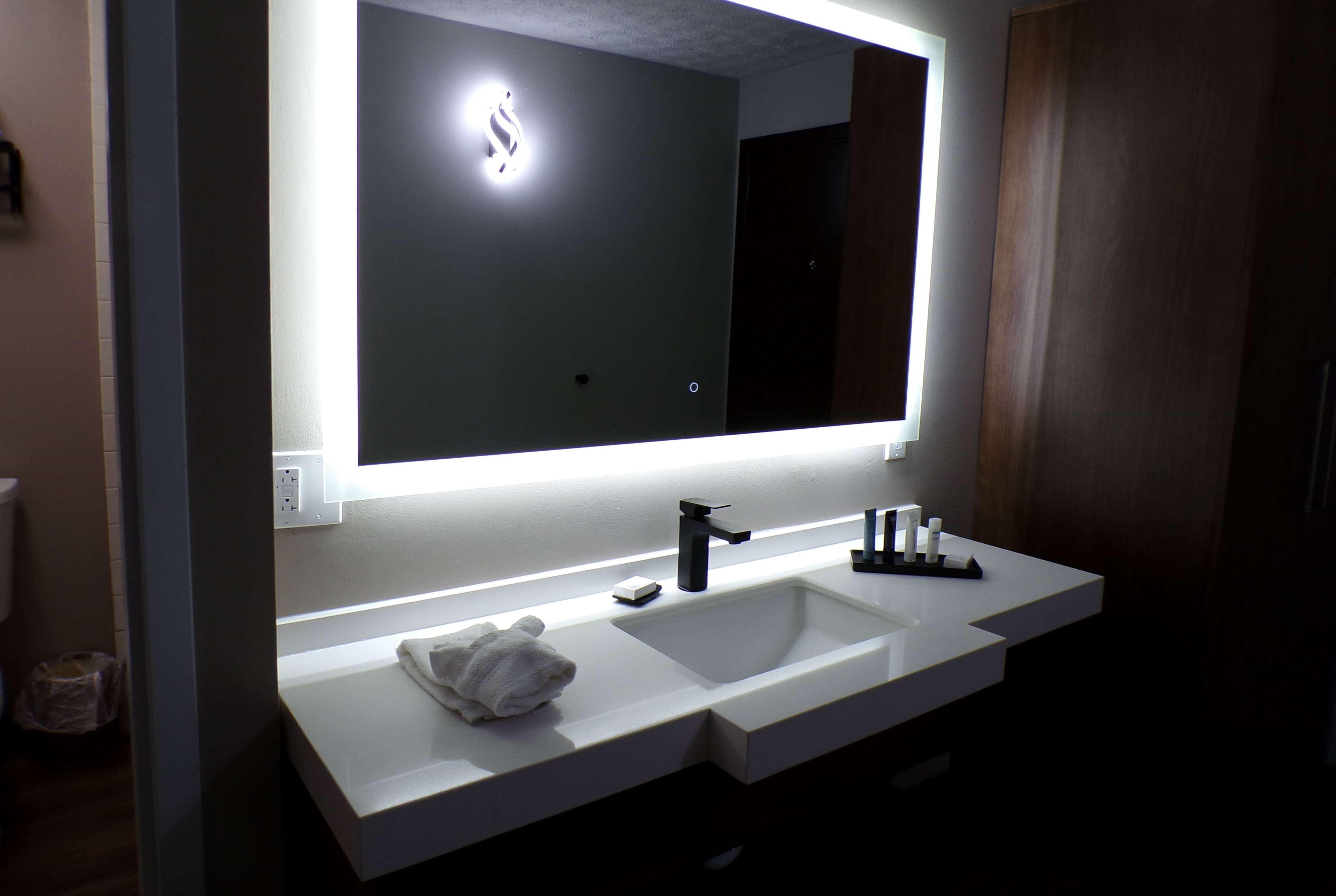 Luxor Inn and Suites, a Travelodge by Wyndham 20/23