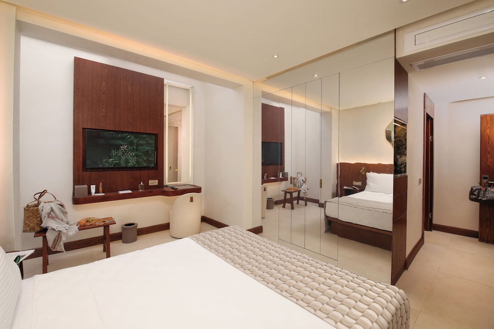 THE XON HOTEL 16/50