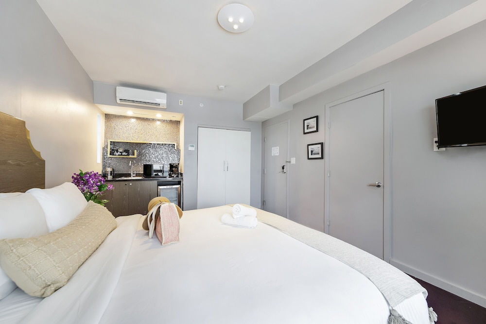 The L Hotel 37/50