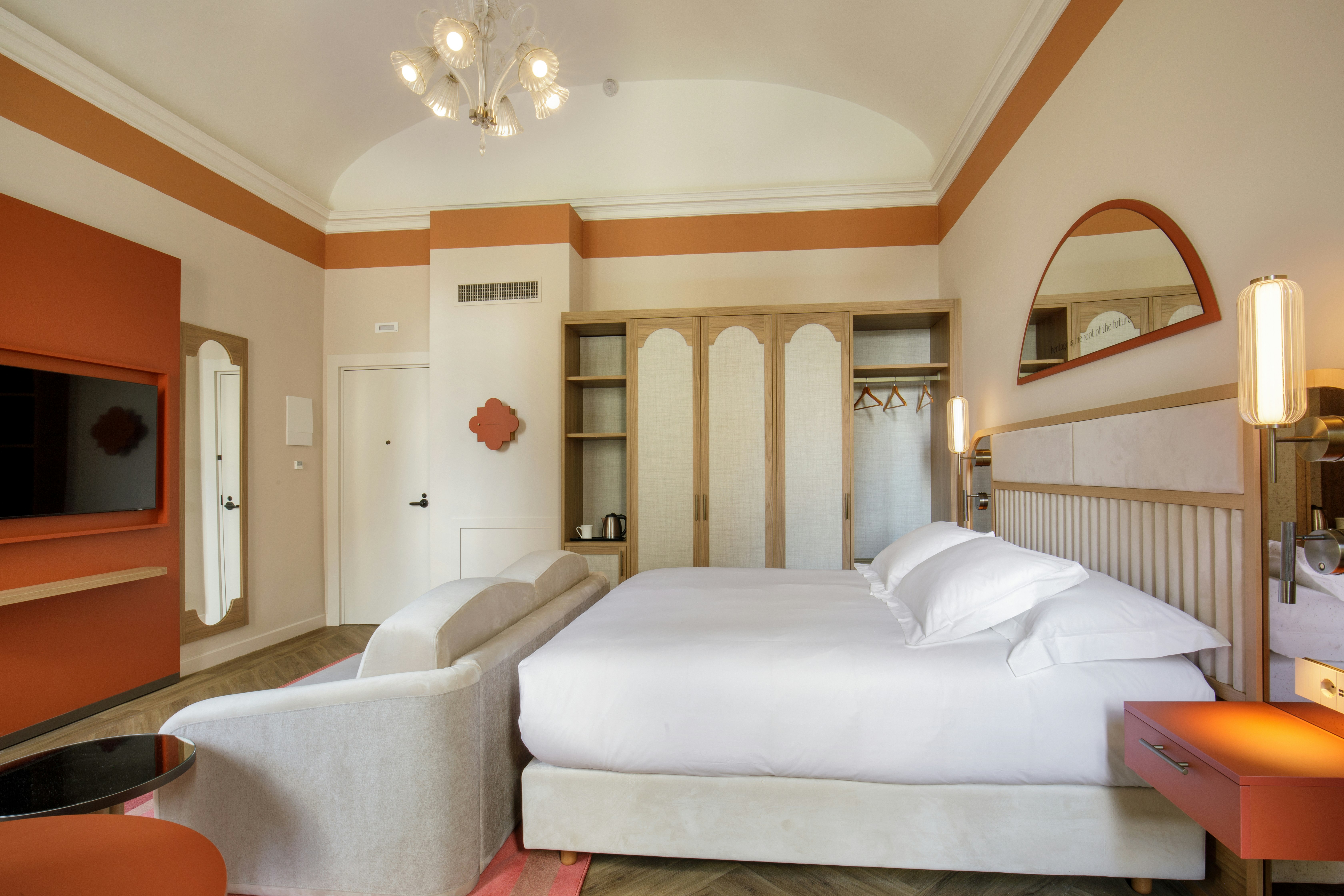 DELUXE, KING BED