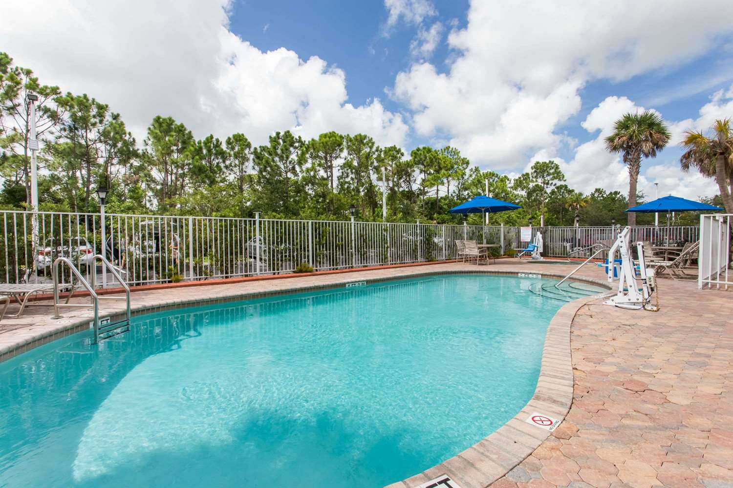 Days Inn Suites By Wyndham Fort Pierce I 95 5/11