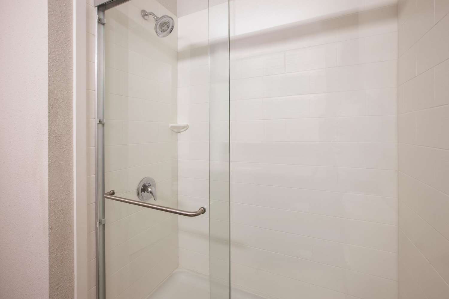 La Quinta Inn & Suites by Wyndham Erie 50/51