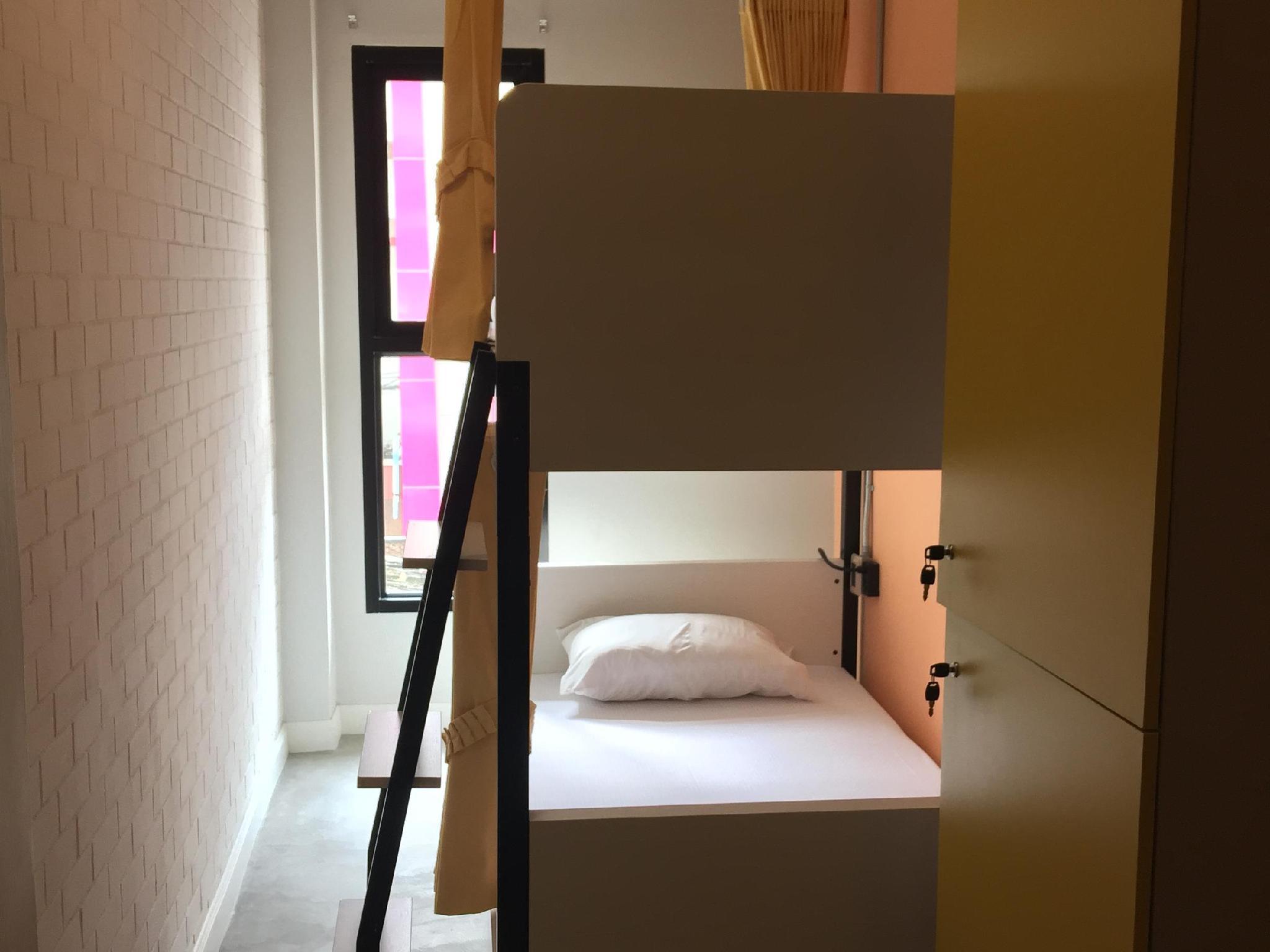 Mixed Dorm, 2 Bunk Beds