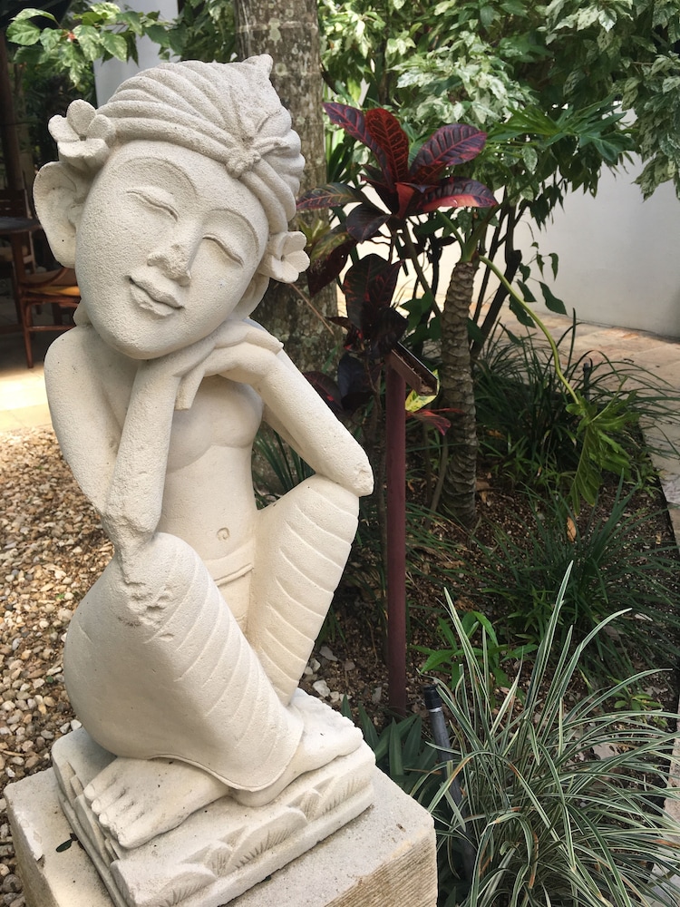 Bay Village Tropical Retreat photo3