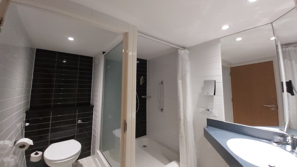Holiday Inn Express Glenrothes 22/70
