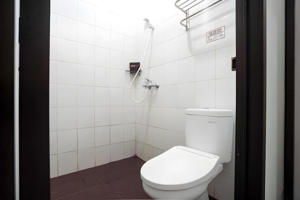 RedDoorz near Eka Hospital BSD City 26/29